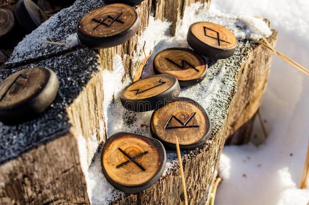 古代北欧使用的<strong>文字</strong>有雕刻的从木材向指已提到的人雪-年长的北欧古字母