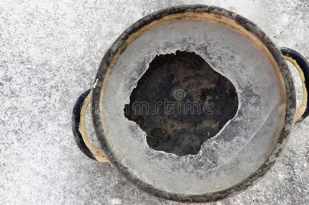 冰老的水桶.一件关于冰采用一水桶.