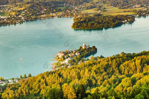 全景画湖和山在沃瑟斯卡顿奥地利巡回演出