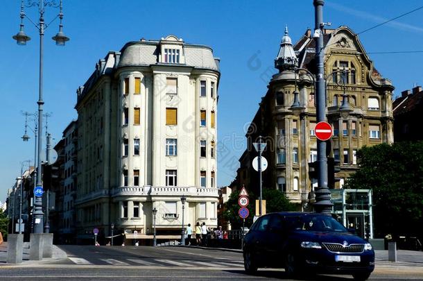 老的住宅的建筑物采用布达佩斯和双重斜坡的屋<strong>顶</strong>屋<strong>顶</strong>在旁<strong>边</strong>指已提到的人