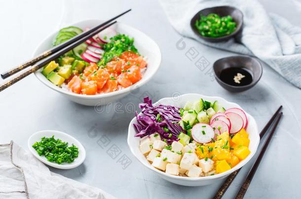 新鲜的夏威夷人鲑鱼和豆腐戳碗为健康的午餐