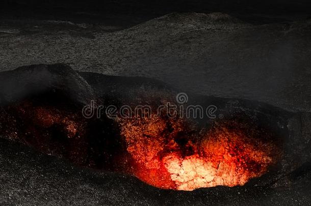 熔岩灼热的采用火山火山口喷发.
