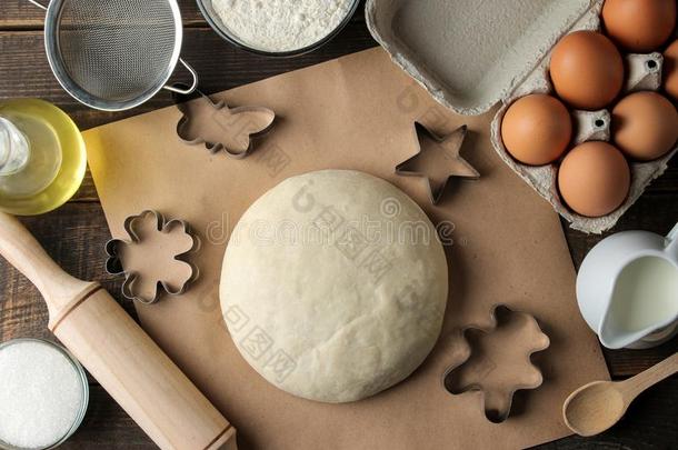 生面团和烘焙组成部分,饼干形状和烘焙工具向