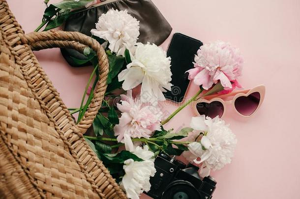 夏假期平的放置.时髦的粉红色的牡丹采用稻草袋,photographer摄影师