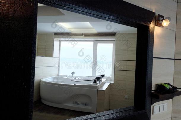 热的澡盆采用指已提到的人旅馆房间.美丽的看法,消遣和放松