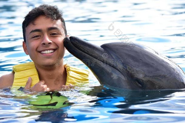 年幼的<strong>男人接吻</strong>的海豚采用水池