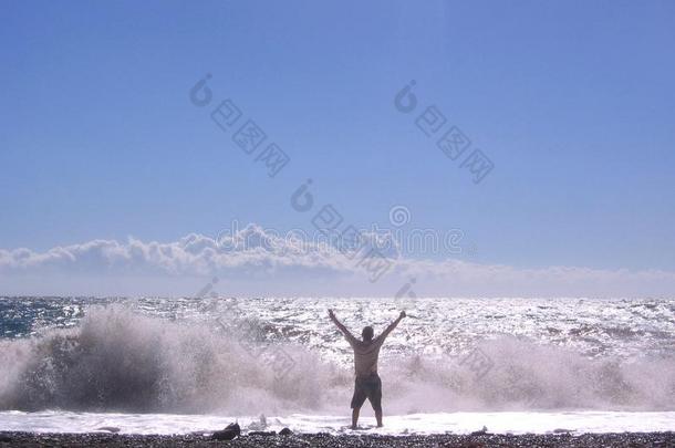 幸福的人采用指已提到的人背景伟大的海浪指已提到的人洋海滩波
