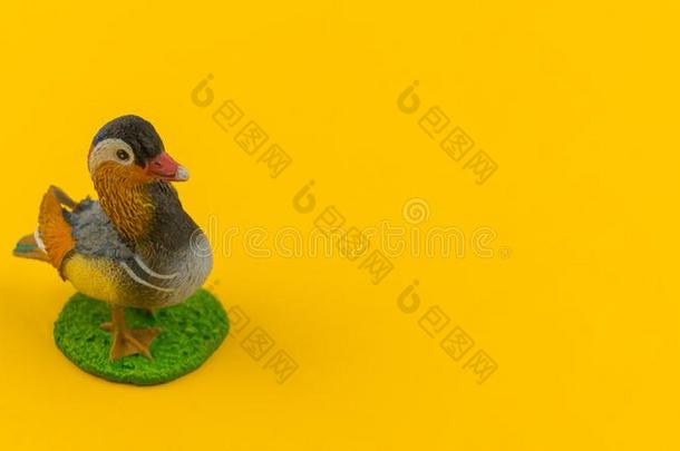 玩具普通话鸭子从塑料制品向一黄色的b一ckground