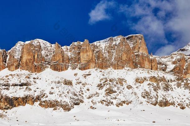 指已提到的人萨索伦戈组山丘大量的采用雪