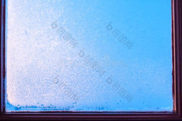 背景关于冷冻的窗玻璃,很强的使结冰霜和寒冷的,英语字母表的第20个字母