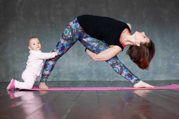 年幼的女人<strong>开业</strong>的瑜伽,起立采用尤蒂塔三角形可执行程序的扩展名