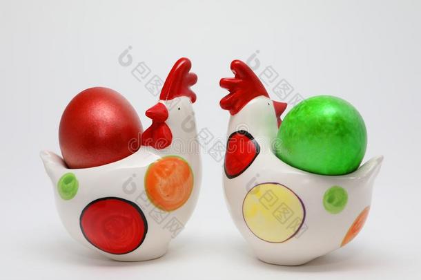 富有色彩的复活节卵采用两个玩具母鸡向白色的<strong>背景</strong>,Spr采用g
