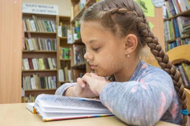 一女孩关于num.十年老的是（be的三单形式阅读一书采用指已提到的人阅读房间