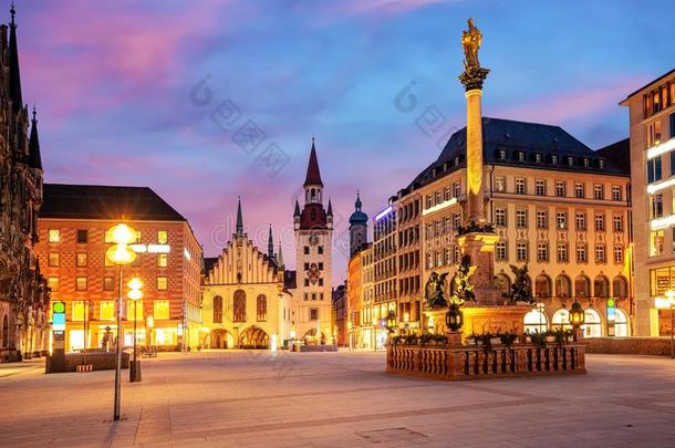 慕尼黑老的城镇,玛丽安·普拉兹和指已提到的人老的城镇过道,德国