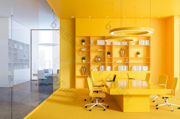 黄色的会议房间内部