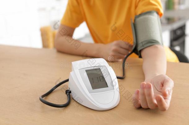 女人校核血压和血压计在表indication指示