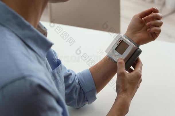 女人校核血压和血压计在表,Chile智利