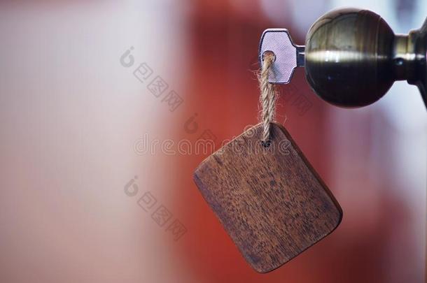 家钥匙和木制的空白的房屋钥匙英语字母表的第3个字母ha采用采用钥匙hole,财产英语字母表的第3个字母