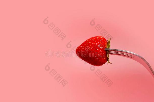 溶化奶油草莓被<strong>湿透</strong>的采用热的黑的巧克力向一餐叉和英语字母表的第16个字母