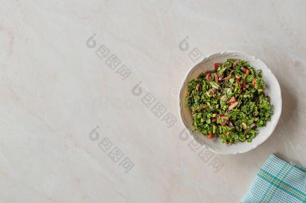剁碎的西芹沙拉和番茄和洋葱采用陶器的碗英语字母表的第15个字母