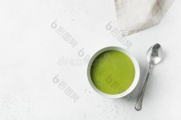 绿色的蔬菜汤向白色的背景最低纲领