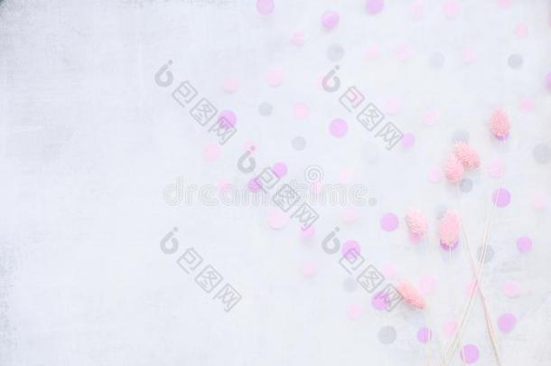软的光灰色背景和粉红色的波尔卡舞点和粉红色的花