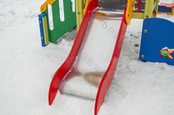 空的金属滑落为小的孩子们向雪-大量的操场,