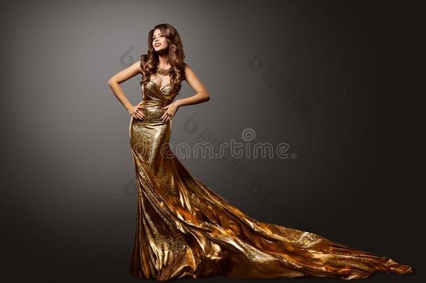 女人金衣服,时尚模型<strong>长</strong>袍和<strong>长</strong>的尾火车,漂亮的<strong>东西</strong>或人