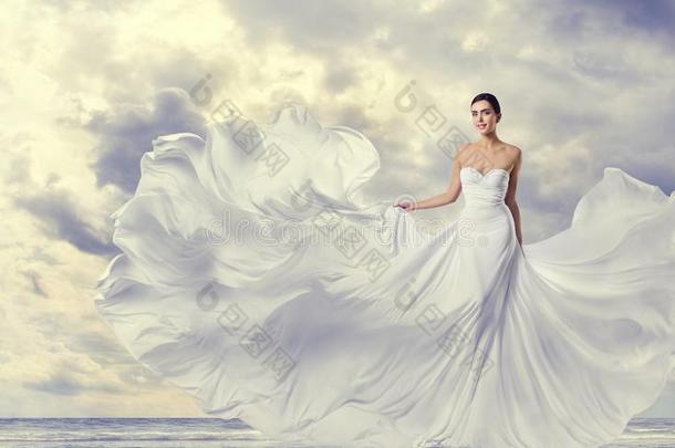女人白色的衣服,时尚模型采用长的丝Flutter采用g长袍,wickets三柱门