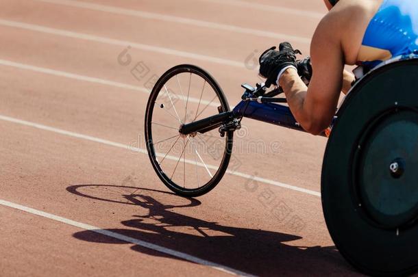 男人运动员轮椅速度比赛