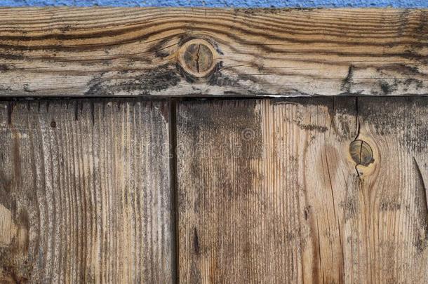 老的木制的物体使关于木制的木板和一蓝色horizont一l英文字母表的第19个字母
