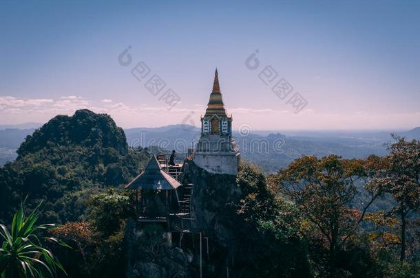 泰国或高棉的佛教寺或僧院辉绿岩采用泰国.美丽的庙在外部巡回演出