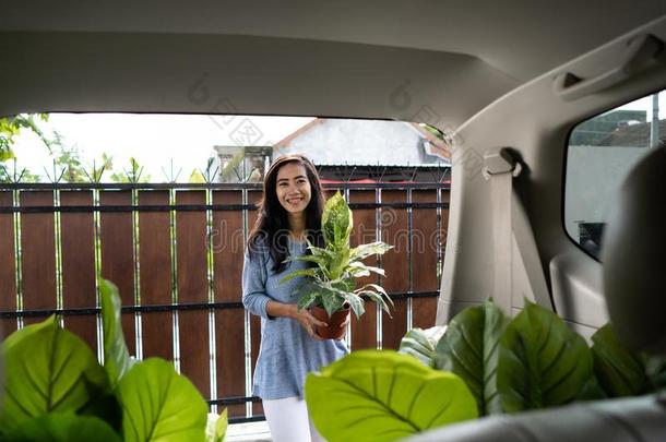 女人购买一新的pl一nt一nd花为她g一rden