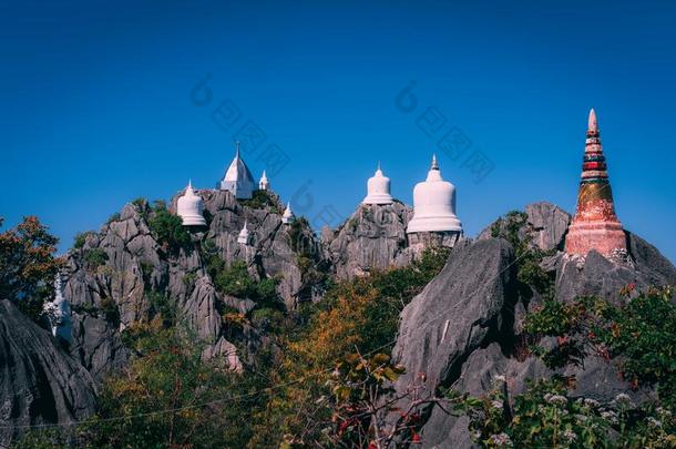 泰国或高棉的佛教寺或僧院辉绿岩采用泰国.美丽的庙在外部巡回演出