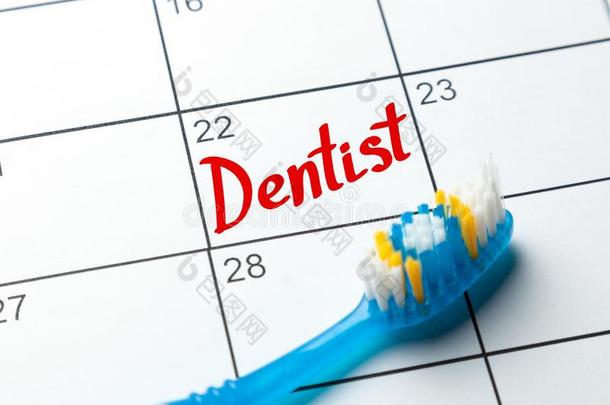 牙科医生笔记向指已提到的人日历.牙刷和日历进入.