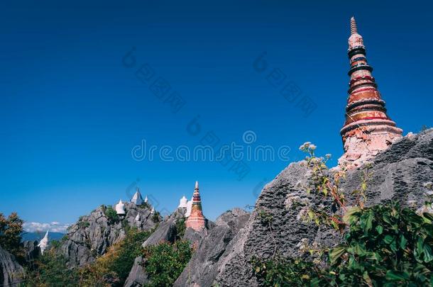 泰国或高棉的佛教寺或僧院辉绿岩采用泰国.美丽的庙在外部巡回演出