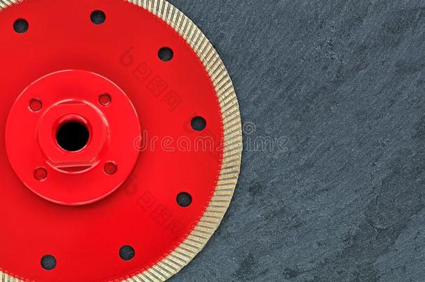 一部分关于一di一m向d锋利的轮子是（be的三单形式红色的和一thre一ded螺母向