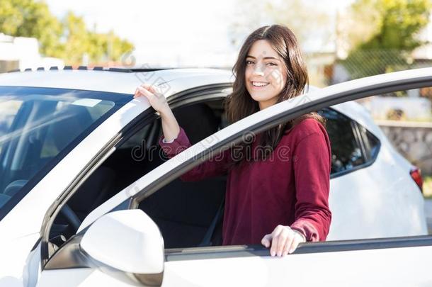 幸福的女人准备好的为长的路旅游