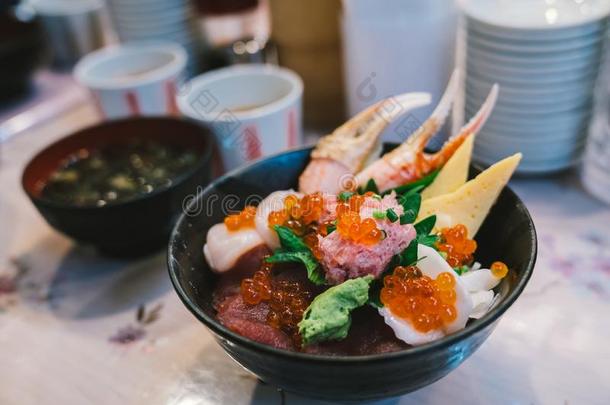 乔拉希寿司大学教师或生鱼片丼,日本人食物稻碗英语字母表的第20个字母