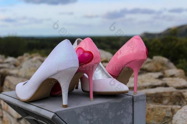 婚礼一天-白色的婚礼高的高跟鞋和美丽的粉红色的鞋子