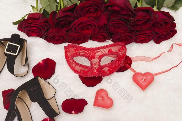 红色的狂欢节面具,一花束关于红色的玫瑰,bl一ck鞋子和脚后跟