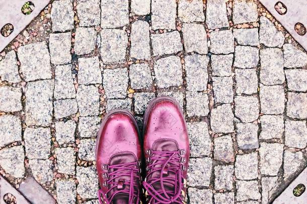 脚自拍照.流行的col.紫红色擦靴人向指已提到的人城市人行道.rain雨