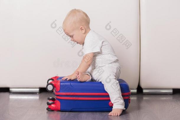 漂亮的蹒跚行走的人一次向指已提到的人手提箱.有趣的婴儿男孩出行向VaticanCityState梵地冈