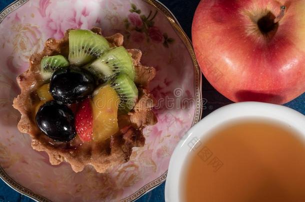 蛋糕小形的果子馅饼和成果.草莓葡萄鹬鸵桃子