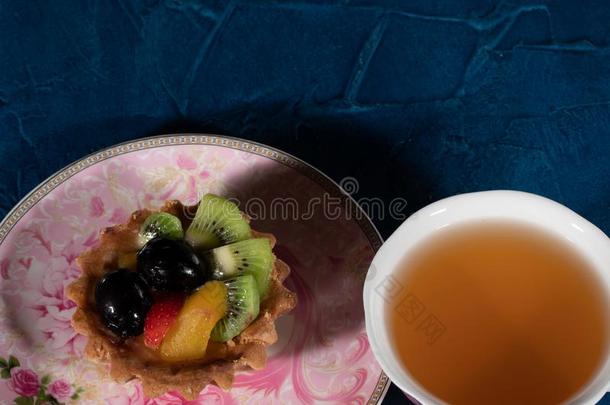 蛋糕小形的果子馅饼和成果.草莓葡萄鹬鸵桃子