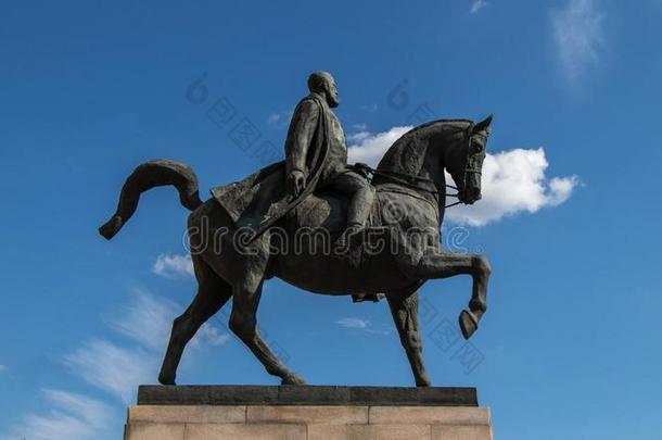 一男人向马雕像