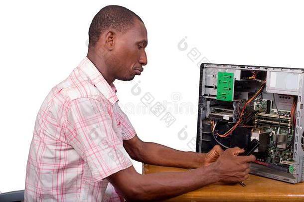 年幼的技术人员一次和纠正一桌面计算机采用向那边