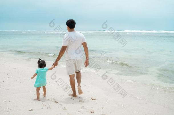 肖像<strong>父亲和女儿</strong>同时步行大约指已提到的人<strong>海滩</strong>wickets三柱门