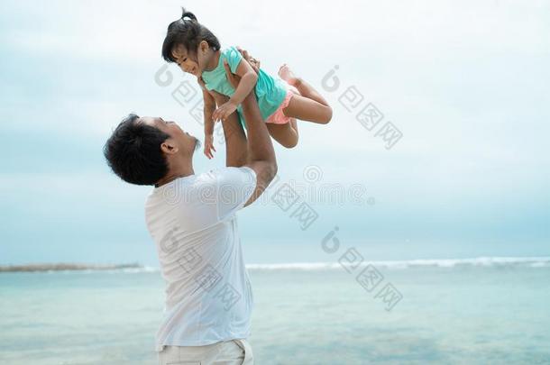 <strong>亲密</strong>无间父亲和他的女儿什么时候运送的和举起wickets三柱门