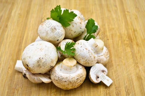 可以吃的新鲜的文化蘑菇和西芹
